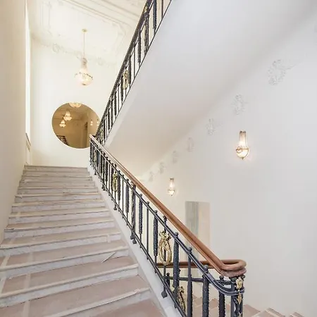 Elegant Avenue Apartment *